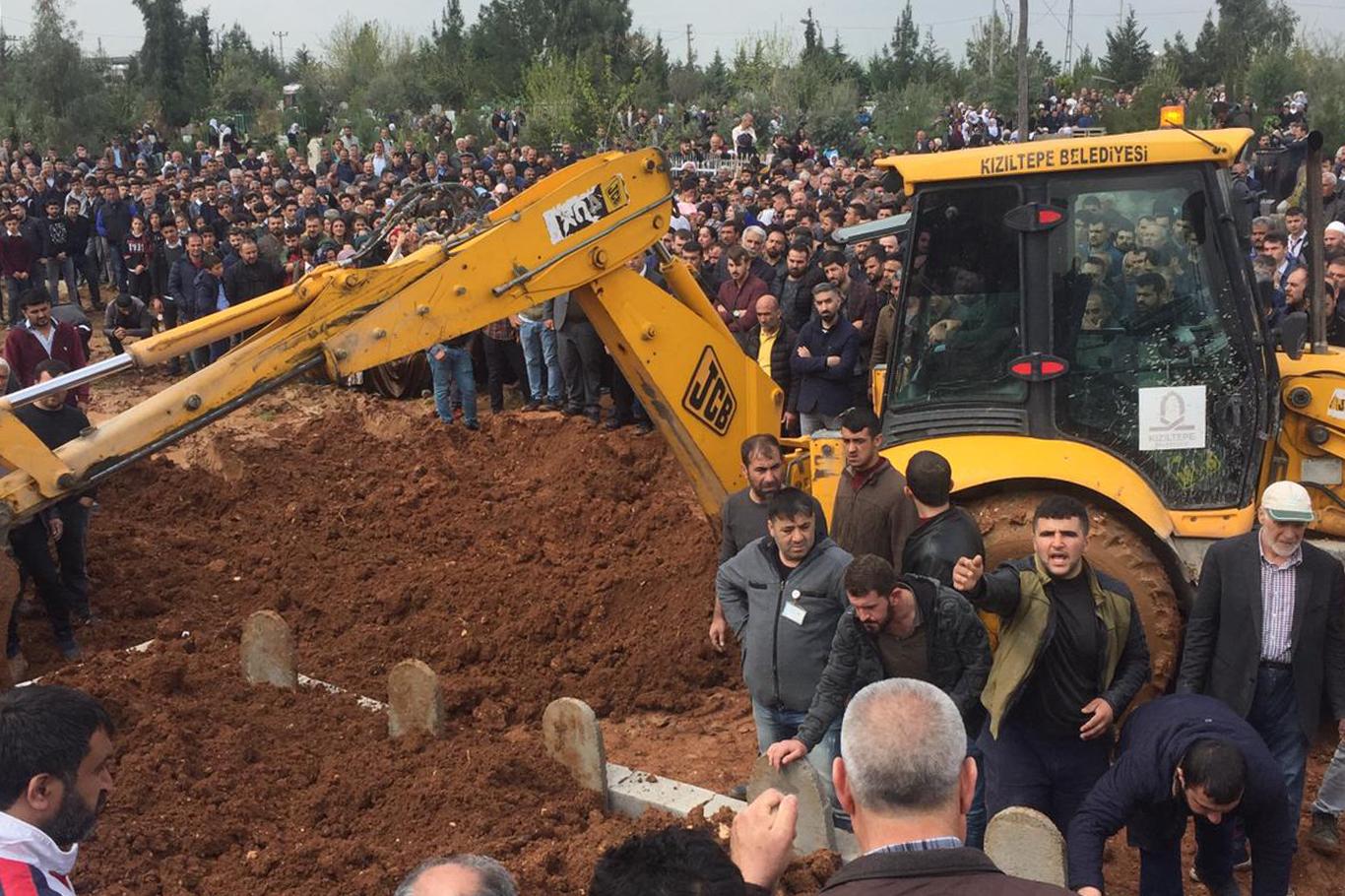 Feci kazada can veren 6 kişi ağıtlarla defnedildi Feci kazada can veren 6 kişi ağıtlarla defnedildi